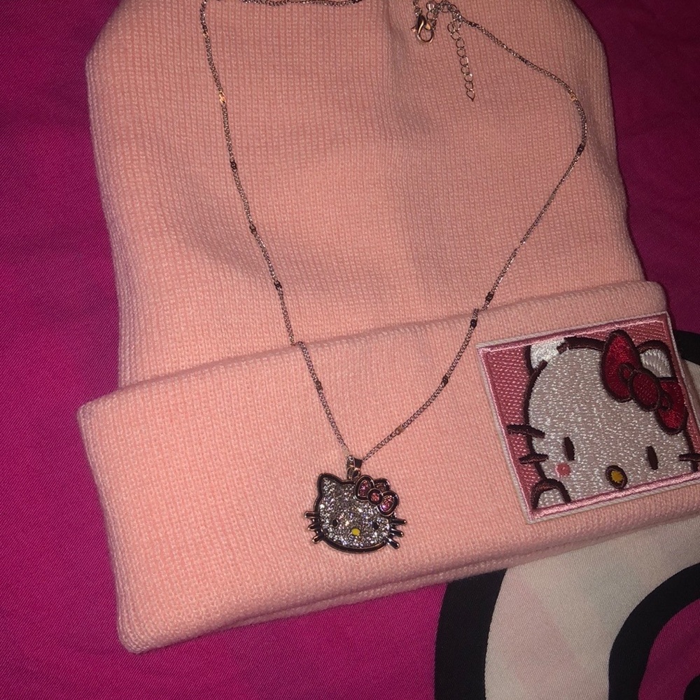 Hello kitty beanie and necklace 💕